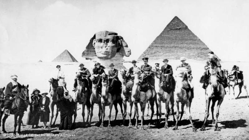 Britische Delegation in Kairo zu Besuch bei den Pyramiden in Gizeh am 20. März 1921. u.a. Clementine Churchill, Winston Churchill, Gertrude Bell und T.E. Lawrence; Foto: © Liddell Hart Center for Military Archives, King's College, London