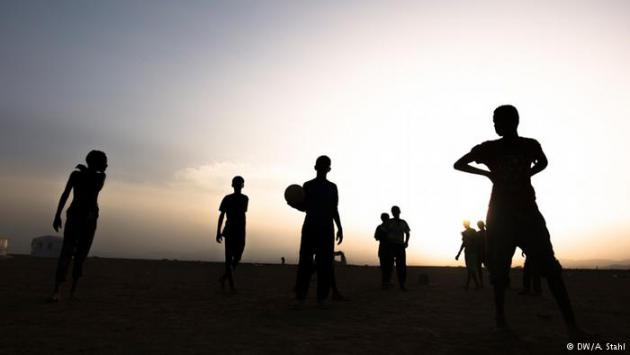 Refugee children from Yemen play football, Markazi refugee camp, Djibouti (photo: DW/Andreas Stahl)