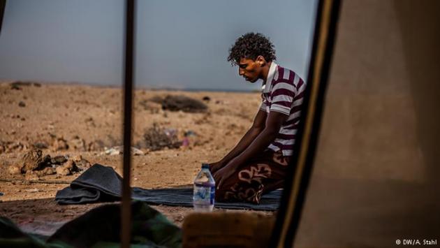 A refugee from Yemen prays outside his tent, Markazi refugee camp, Djibouti (photo: DW/Andreas Stahl)