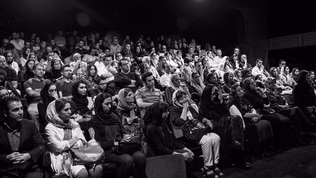 Publikum im Stadttheater Teheran im Rahmen der Theaterserie 7 Nächte, 7 Theater in Teheran zur Unterstützung von kranken Schauspielern; Foto: Fahimeh Hekmat