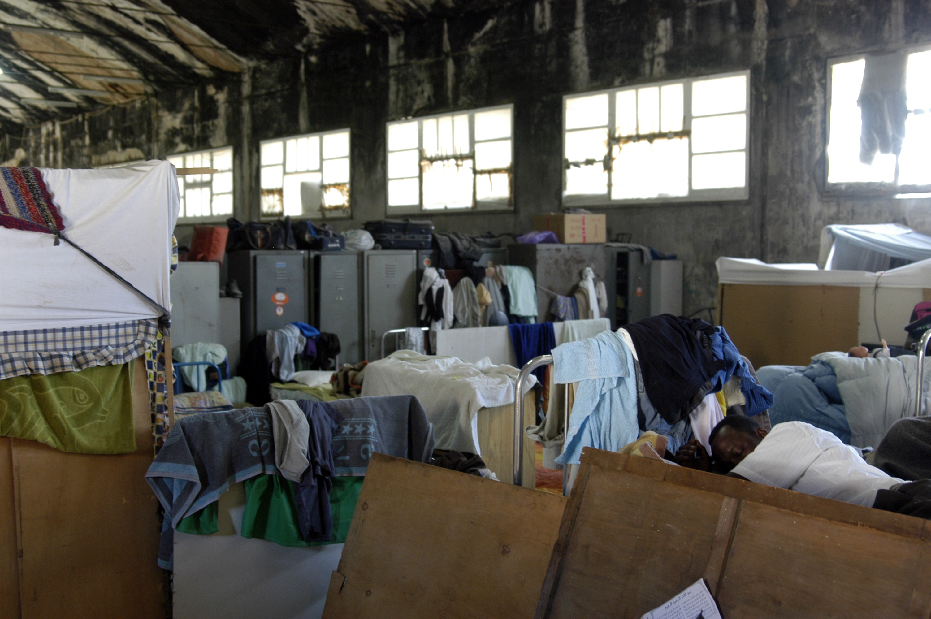 Flüchtlingslager in besetztem ehemaligen Militärflughafen-Hangar in Palermo; Foto: Ikhlas Abbis