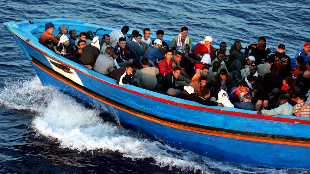 Überfülltes Flüchtlingsboot vor Lampedusa; Foto: Getty Images/M. Di Lauro
