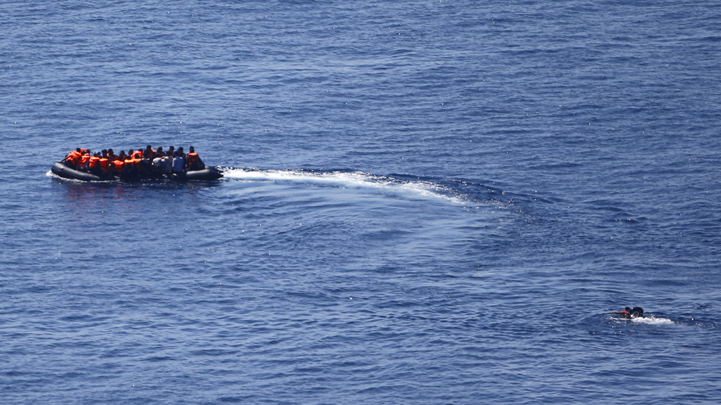 Flüchtlingsboot startet Richtung Lesbos; Foto: Reuters/M. Sezer