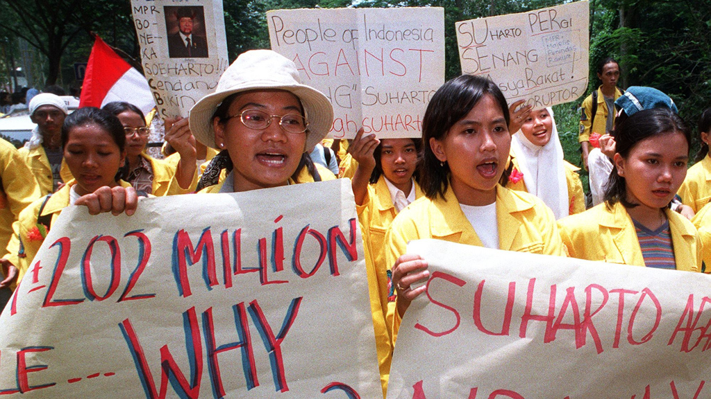 Studenten der University of Indonesia (UI) demonstrieren gegen Diktator Suharto; Foto: Getty Images/AFP/R. Gacad