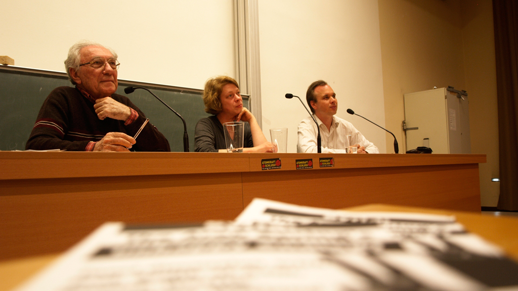 Sadiq al-Azm während einer Podiumsdiskussion, gemeinsam mit Dr. Carsten Wieland und Hannah Wettig; Foto: DW