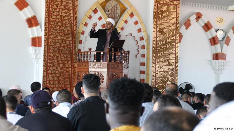 عادةً تلقى خطبة صلاة الجمعة بلغة أفراد الجمعية التي ينتمي إليها المسجد