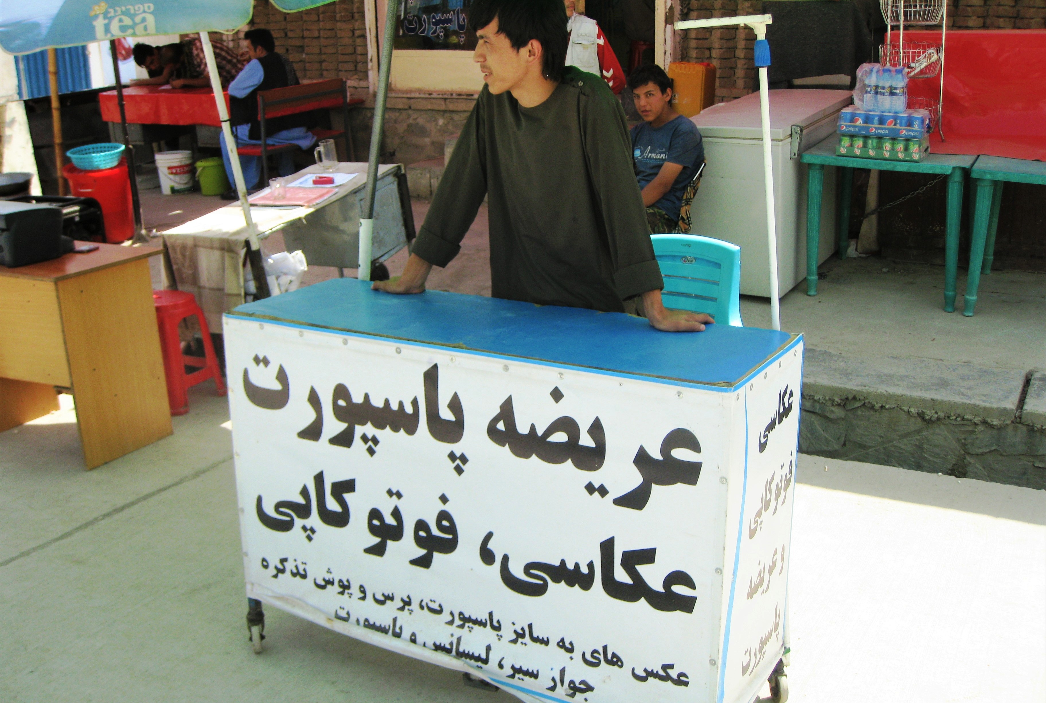 Reza bietet in der Nähe der Passbehörde in Kabul Passbilder und Kopien an; Foto: Emran Feroz