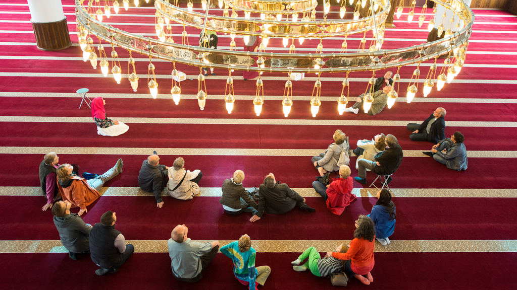  Moscheeführung am "Tag der offenen Moschee" im Gebetsraum der Merkez-Moschee in Duisburg; Foto: picture-alliance/dpa/M. Skolimowska