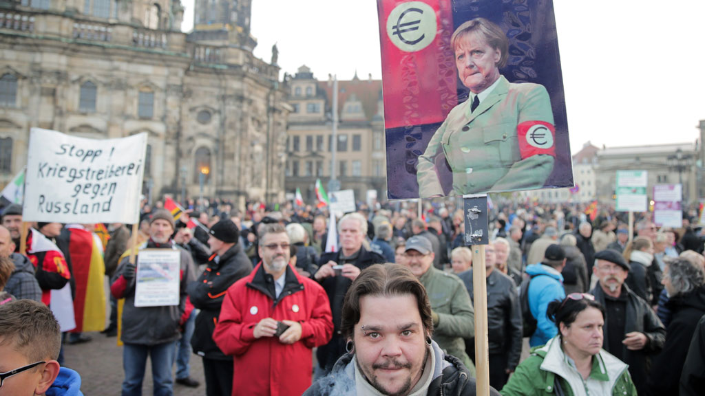 Pegida-Demonstranten in Dresden; Foto: picture-alliance/dpa/M. Kappeler