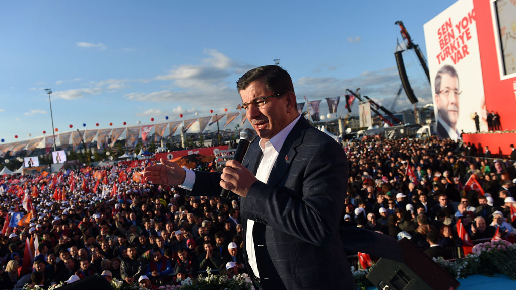 Der türkische Präsident Ahmet Davutoğlu während einer AKP-Wahlveranstaltung; Foto: picture-alliance/dpa/B. Kilic)