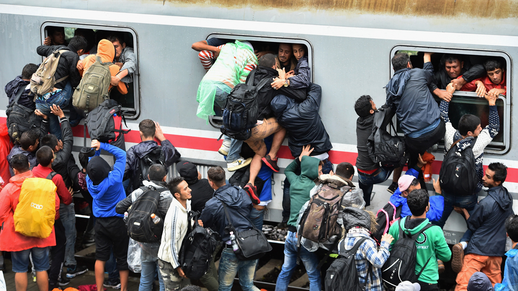  Flüchtlinge versuchen bei Tovarnik, Kroatien, an Bord eines überfüllten Zuges zu gelangen; Foto: Getty Images/J. J. Mitchell