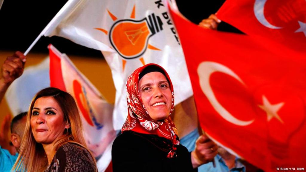 قامر اردوغان باجراء انتخابات مبكرة، وفاز. ولكن فوزه لم يكن كاملا، فقد كان أردوغان يأمل بالفوز "باغلبية ماحقة" من النواب من أجل تمرير خططه لتعديل الدستور من أجل تعزيز سلطاته.