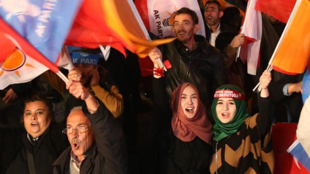 HDP-Anhänger in der Kurdenmetropole Diyarbakir feiern den Wiedereinzug ins Parlament