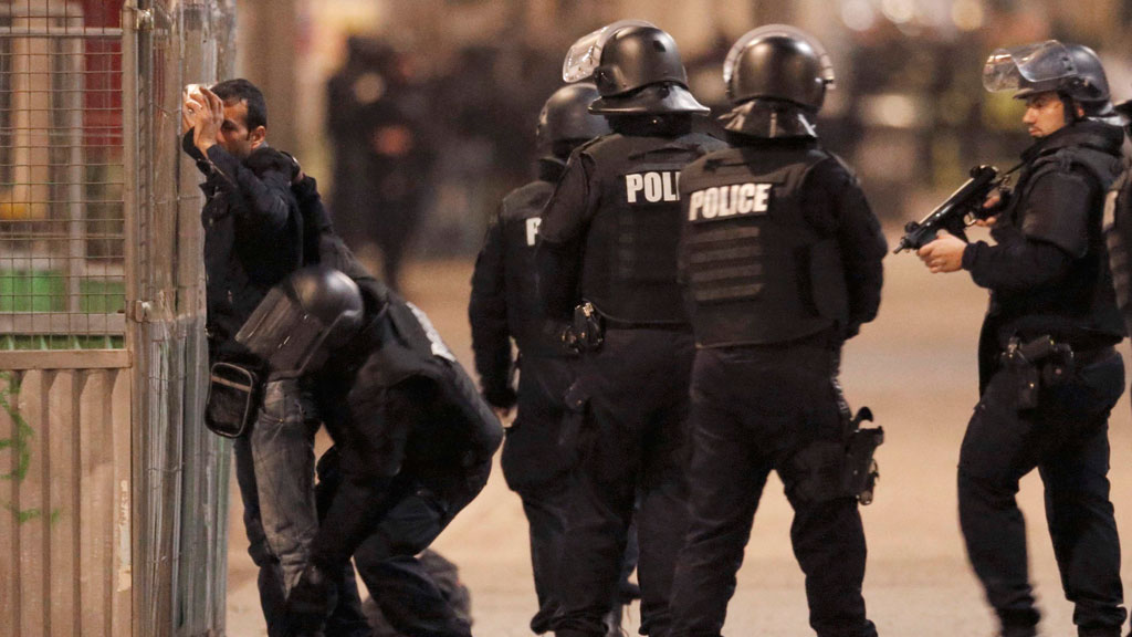 French police chasing down the Paris attackers in Saint Denis, Paris, 18 November 2015 (photo: Reuters/C. Hartmann)