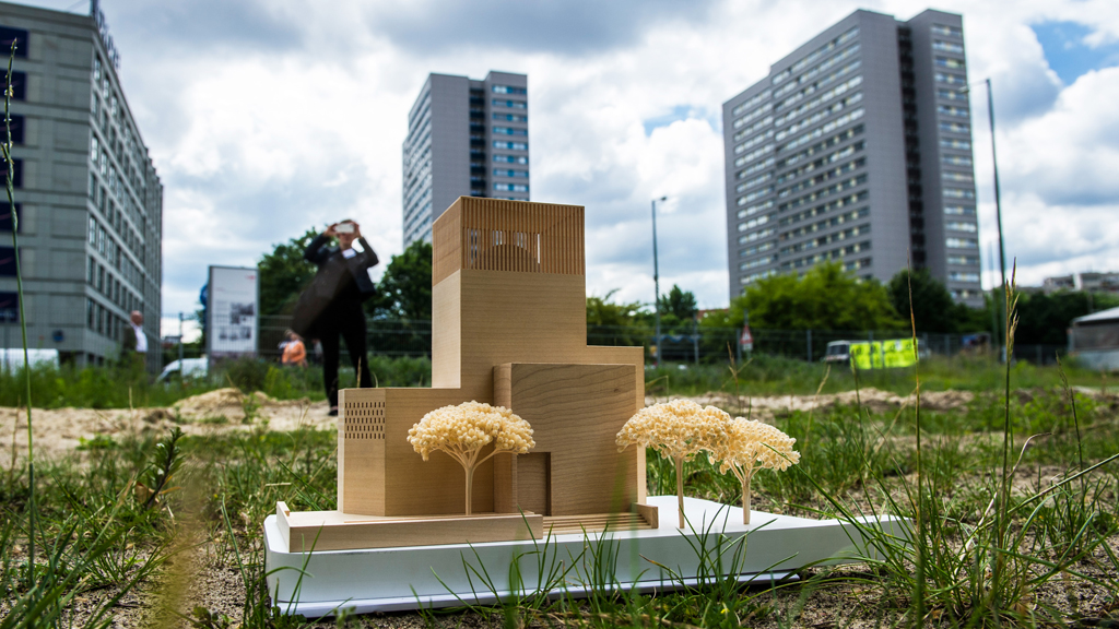 Ein Modell des Bet- und Lehrhauses, das "House of One", steht am 03.06.2014 in Berlin auf dem Petriplatz; Foto: picture-alliance/dpa/P. Zinken