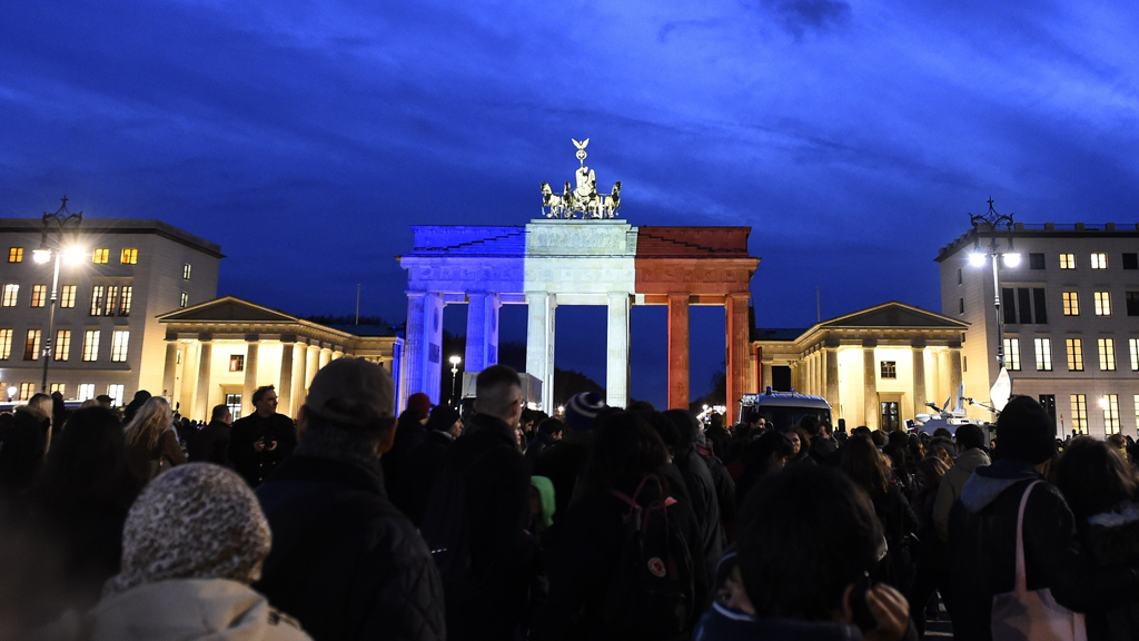 Solidarität mit Frankreich: in den französischen Nationalfarben illuminiertes Brandenburger Tor; Foto: Getty Images/AFP/T. Schwarz