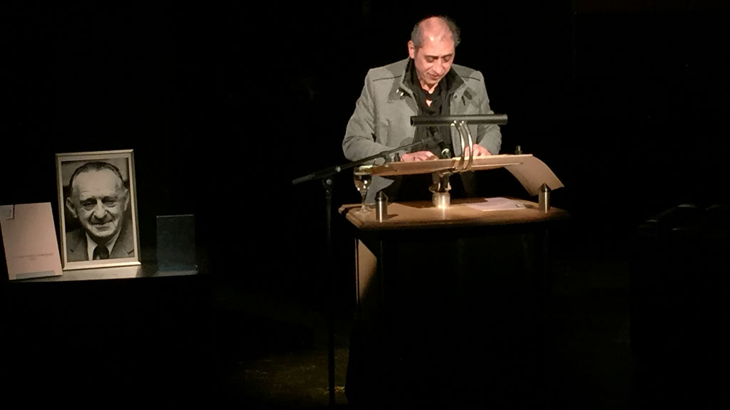 Madjid Mohit während seiner Dankesrede im Staatstheater Darmstadt; Foto: DW/S. Hofmann