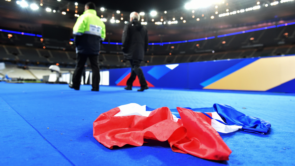 A French national flag abandoned on the ground in the stadium after the international friendly soccer match between France and Germany at Stade de Fance in Paris, France, 13 November 2015 (photo: picture-alliance/dpa/U. Anspach)