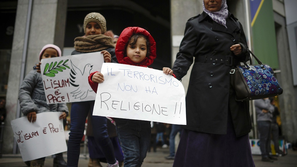 Children take part in an anti-terrorism demonstration held by Muslims in Milan, 21.11.2015 (photo: Olivier Morin/AFP/Getty Images)