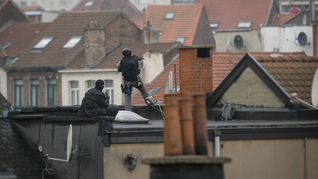 Snipers on a rooftop in Molenbeek, as police conduct a search for terrorists (photo: picture-alliance/dpa/D. Waem)