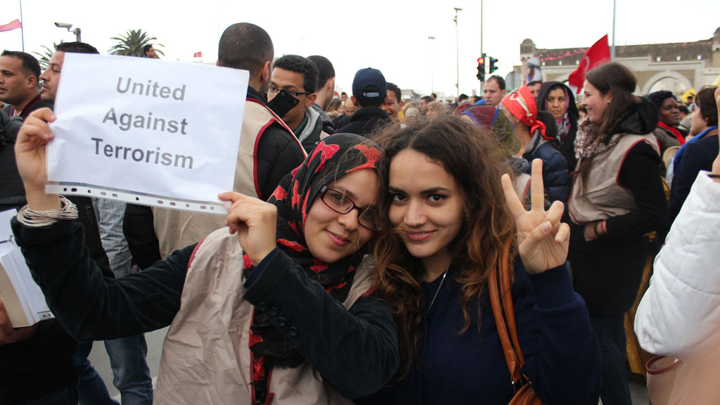 Junge Frauen demonstrieren gegen den Terror in Tunesien; Foto: DW/A.Abidi 