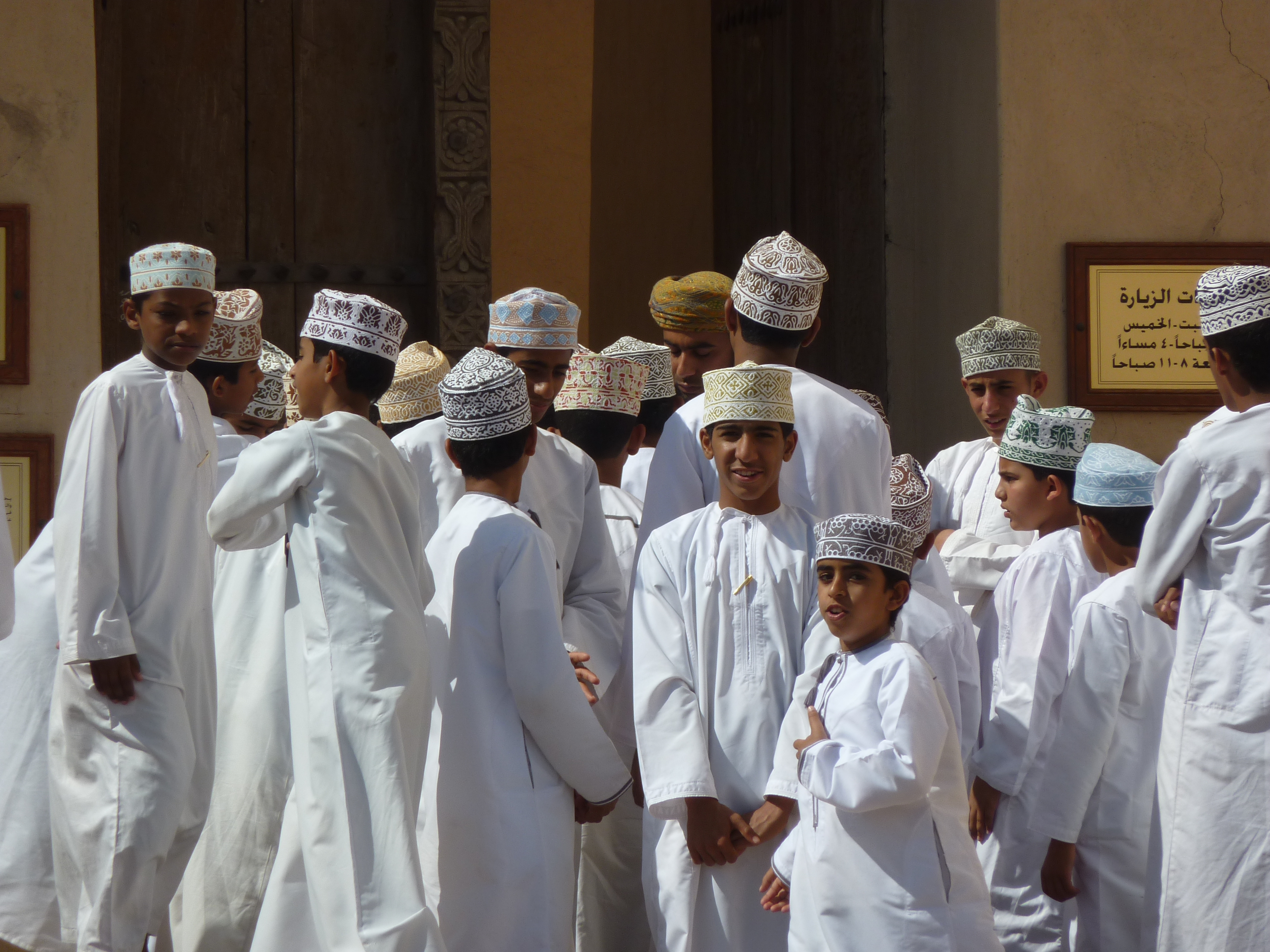 Omanische Schuljungen in Nizwa; Foto: 