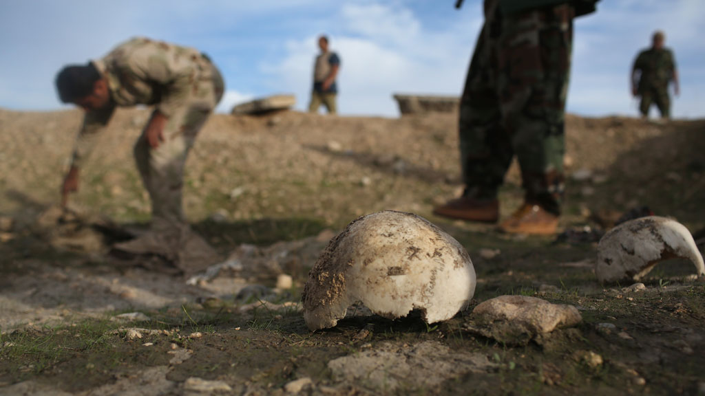 Mass grave of more than 50 Yazidis killed by IS near Sinjar, Iraq (photo: Getty Images/J. Moore)