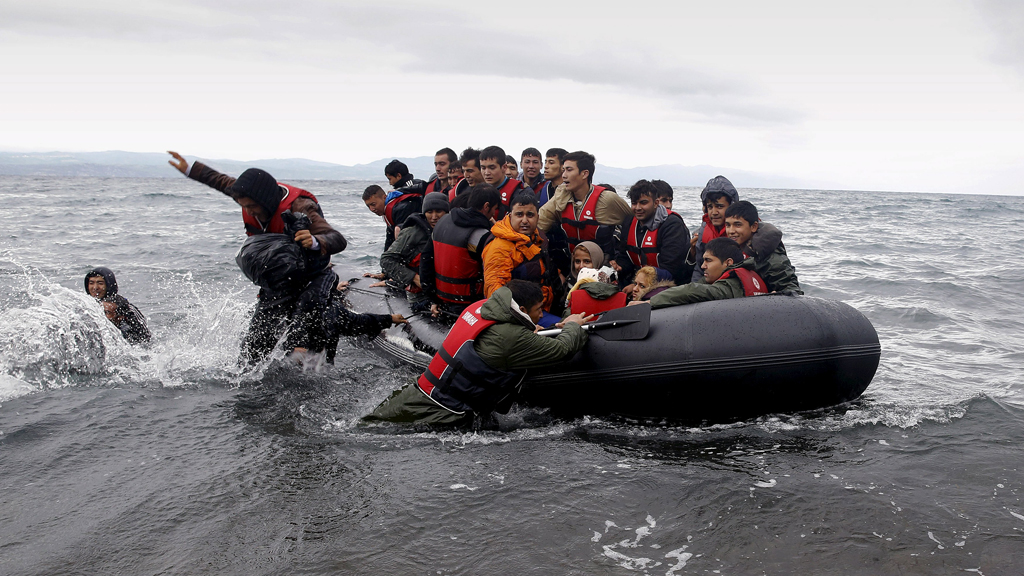 Flüchtlinge landen mit einem Schlauchboot auf Lesbos; Foto: Reuters/Y. Behrakis