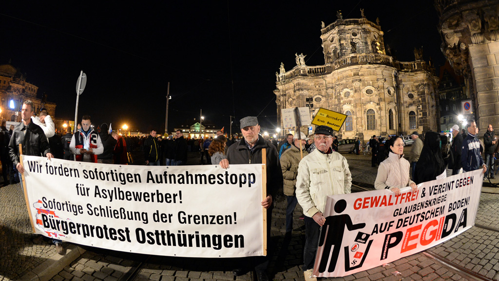  Pegida-Anhänger am 16.11.2015 auf dem Theaterplatz in Dresden; Foto: Foto: Arno Burgi/dpa