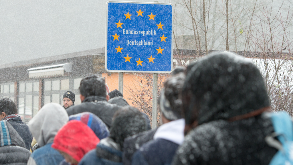 Flüchtlinge auf dem Weg nach Deutschland; Foto: Armin Weigel/dpa