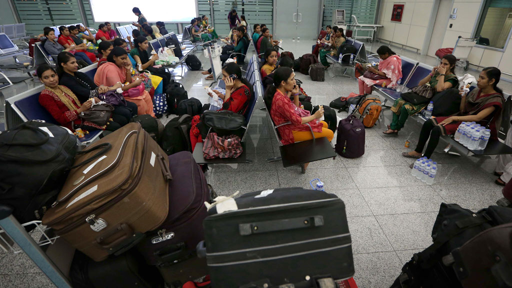 Indische Gastarbeiter am Flughafen in Neu Delhi; Foto: SAFIN HAMED/AFP/Getty Images
