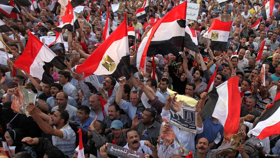 بعد أن كان الغرب ينظر إلى الكتّاب المصريين كقوة من أجل الخير، أثار دعم بعض أشهر الكتّاب المصريين للحكم العسكري -وتخليهم عن المطالبة بالديمقراطية وحكم القانون- الصدمة والفزع.