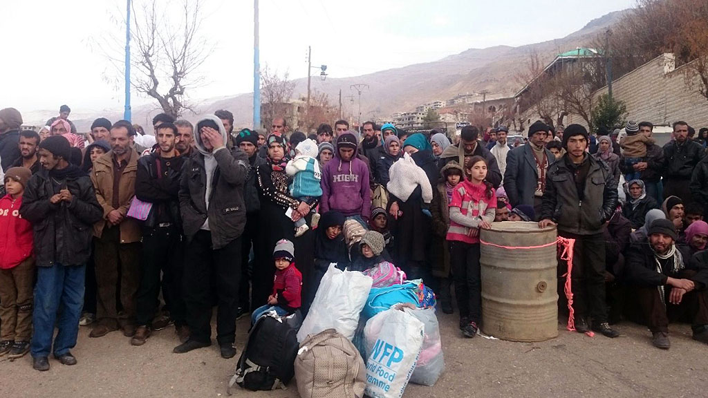 Einwohner von Madaja warten auf die Ankunft internationaler Hilfskonvois; Foto: Getty Images/AFP/Stringer