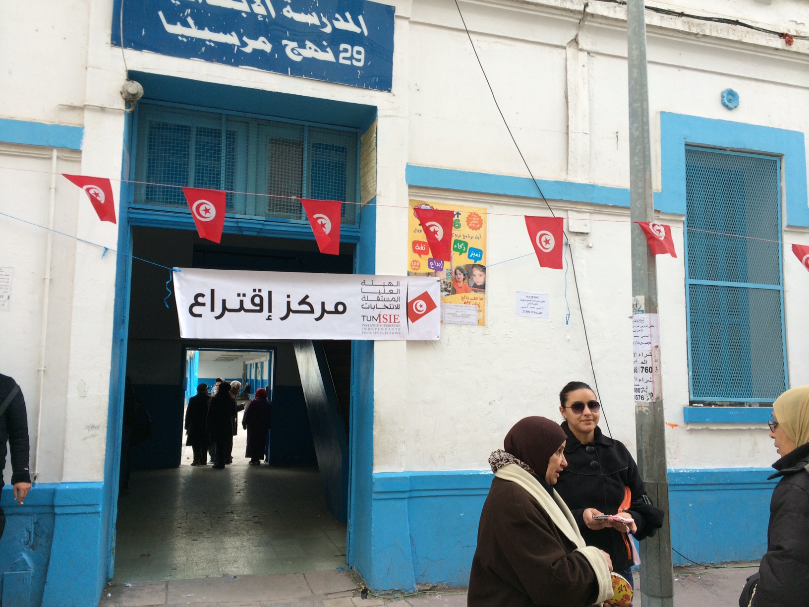 Frauen vor einem tunesischen Wahllokal; Foto: Christina Omlin