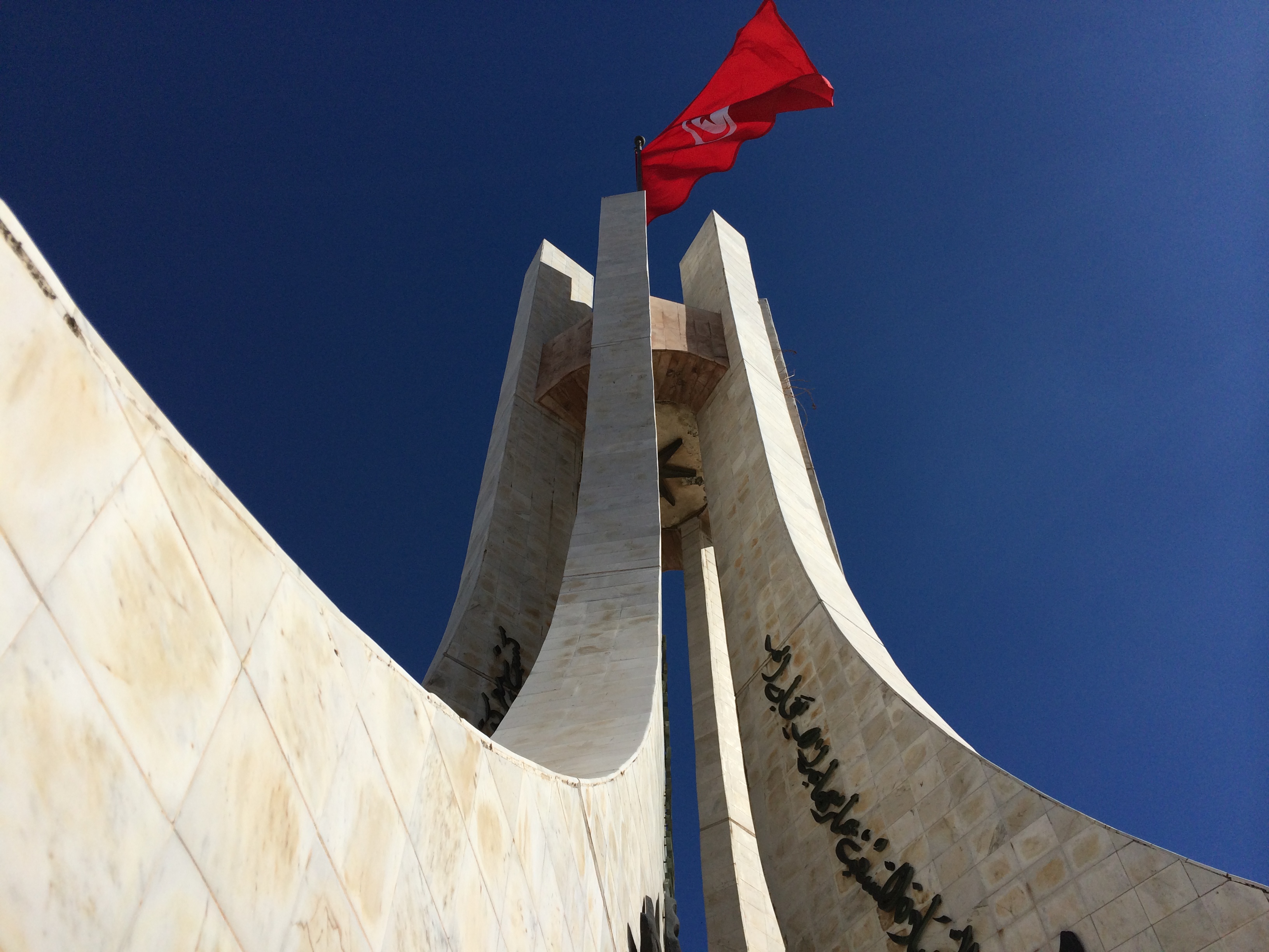 Flagge vor dem Regierungspalast in Tunis; Foto: Christina Omlin