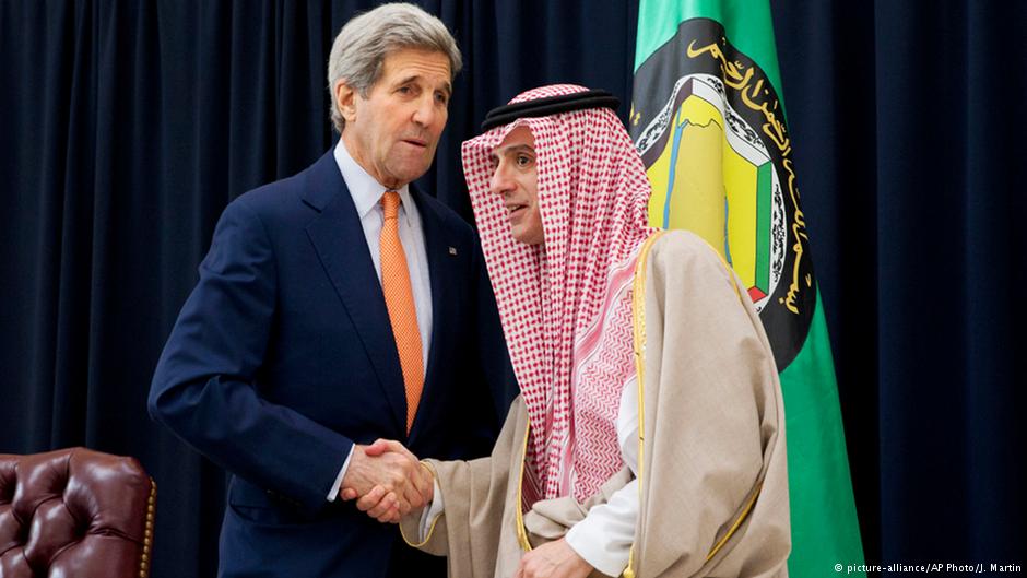 Der amerikanische Außenminister John Kerry bei einem Treffen mit dem saudiarabischen Außenminister Adel al-Dschubeir und anderen Kollegen aus den Staaten des Golfkooperationsrats (GCC) in Riad.