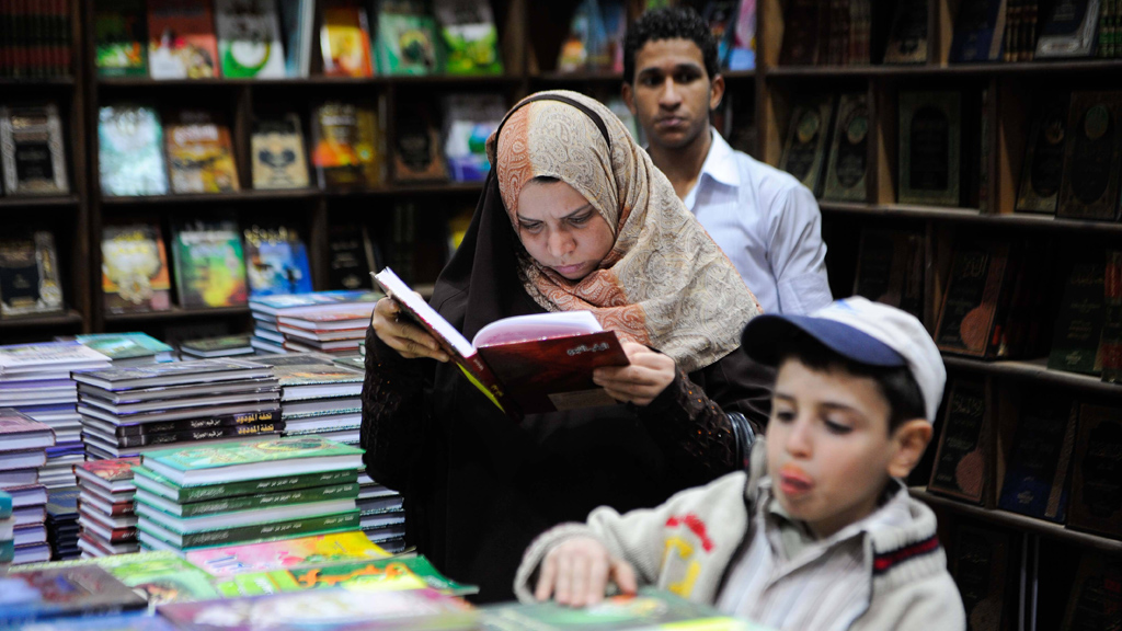 Ägypterin liest an einem Buchstand in Kairo; Foto: imago/Xinhua