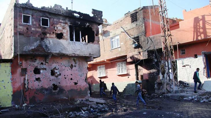 Destruction resulting from the military campaign in the Kurdish city of Diyarbakir (photo: Murat Bayram)