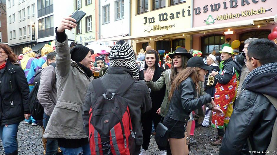 لاجئون سوريون في ألمانيا يحتفلون مع الألمان بكرنفال كولونيا 2016. Syrische Flüchtlinge feiern im Karneval Köln Februar 2016. Foto: Ali Almakhlafi