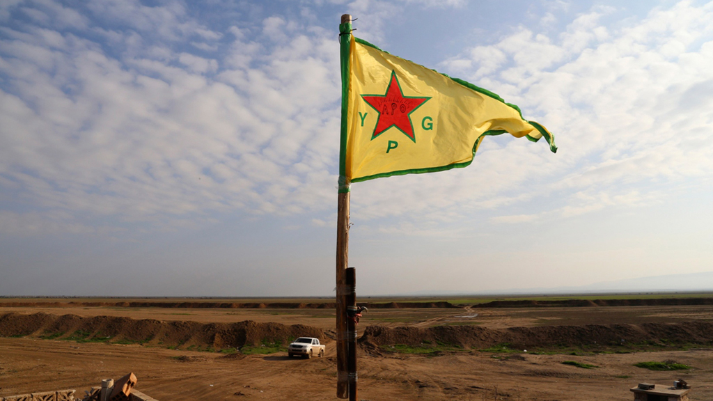 Kurden drängen den IS im Sindschar-Gebirge zurück und hissen die Fahne der kurdischen Volksverteidigungseinheiten (YPG); Foto: Reuters/Massoud Mohammed