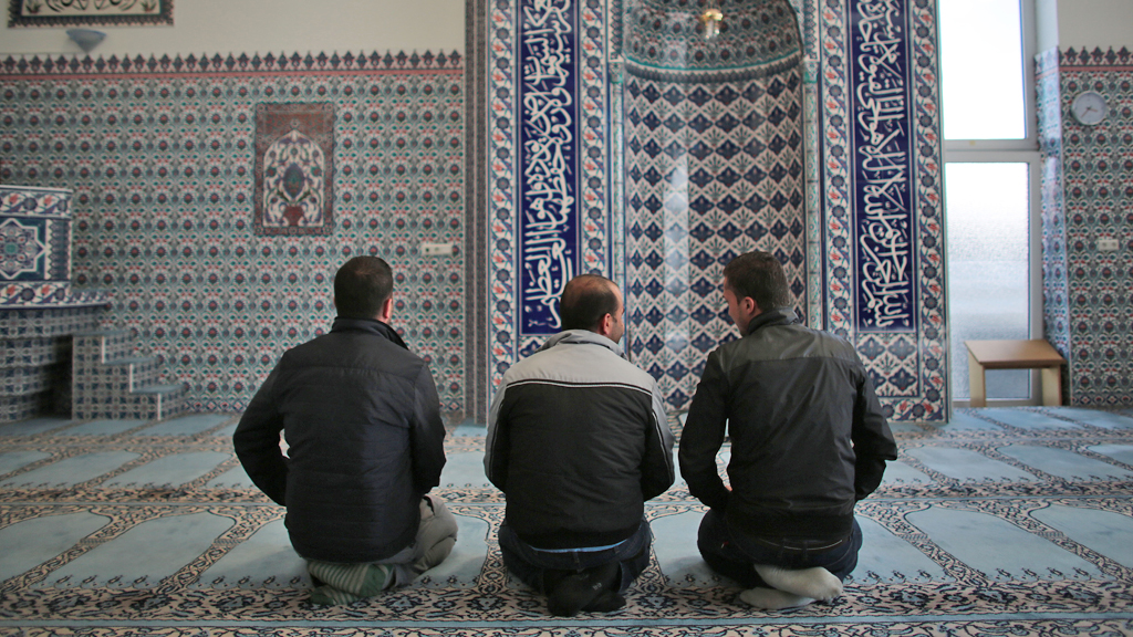 Die syrischen Flüchtlinge Sharif Baraa, Jarkas Anas, Mohammad Amin (r-l) beten am 15.09.2015 in der Ditib-Moschee Köln-Chorweiler; Foto: picture-alliance