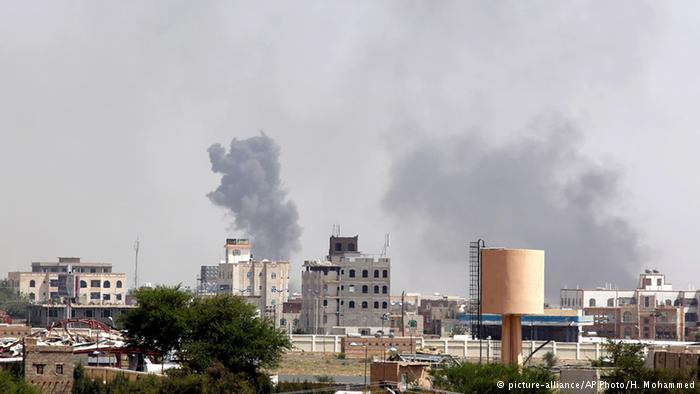 في مارس أذار 2015 بدأت السعودية حملة عسكرية في اليمن لمنع الحوثيين المتحالفين مع إيران من الاستيلاء على السلطة. واتهمت الرياض إيران باستخدام مسلحي الحوثيين لتنفيذ انقلاب. في حين قالت طهران إن الضربات الجوية التي تنفذها الرياض تستهدف المدنيين