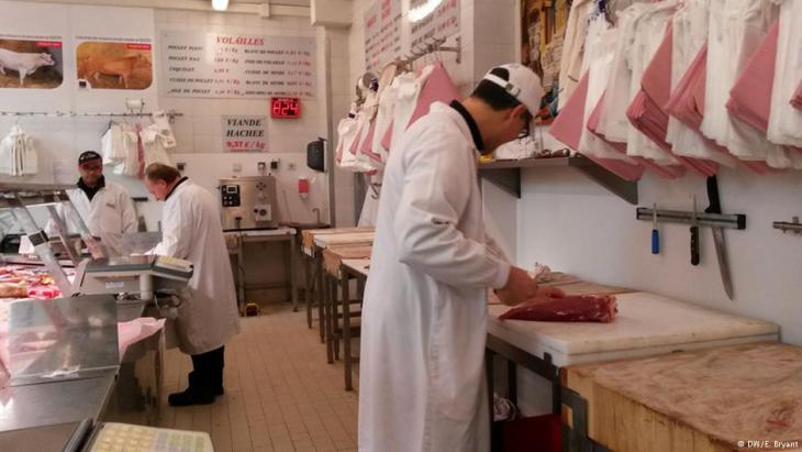Behind the counter at the Paris butcher's (photo: DW/Elizabeth Bryant)