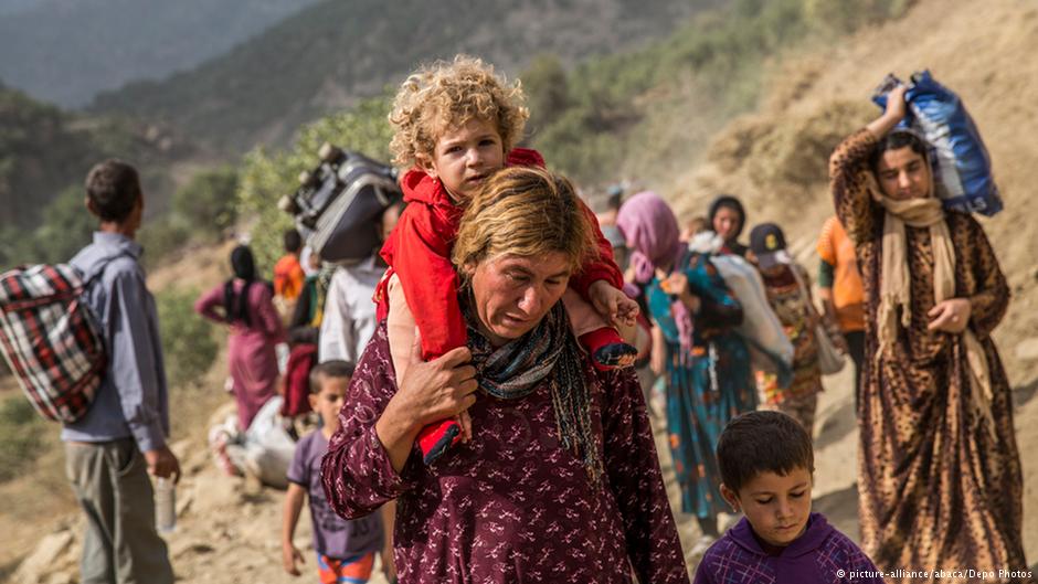Yazidis fleeing persecution by IS in Iraq in 2014 (photo: picture-alliance/abaca/Depo Photo)
