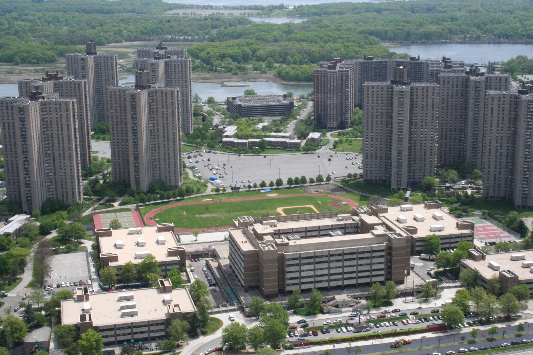 Die Harry S. Truman High School und der Campus der Hochschule in Co-Op City, New York City; Foto: wikipedia/David L. Roush