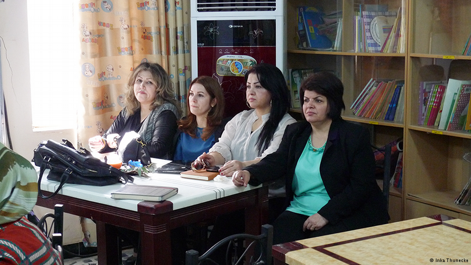 Vier Kurdinnen, die an der Schreibwerkstatt im südirakischen Basra teilnehmen; Foto: Inka Thunecke/DW