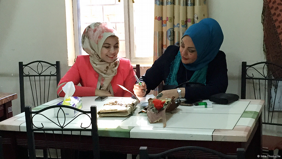 Samarkand (r.) aus Bagdad, Teilnehmerin an der Schreibwerkstatt im südirakischen Basra, Foto: Inka Thunecke/DW