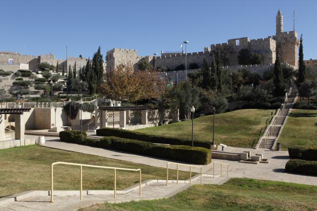 عُمرانيات إسرائيلية حديثة تستولي على القدس القديمة. Felix Koltermann