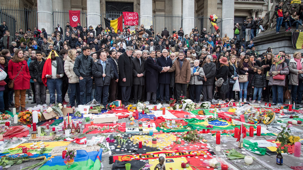حداد على الضحايا  في حضور مع رئيس الوزراء البلجيكي غِرت بورغوا في بروكسل بعد الهجمات. Foto: picture-alliance/dpa/A. Belot