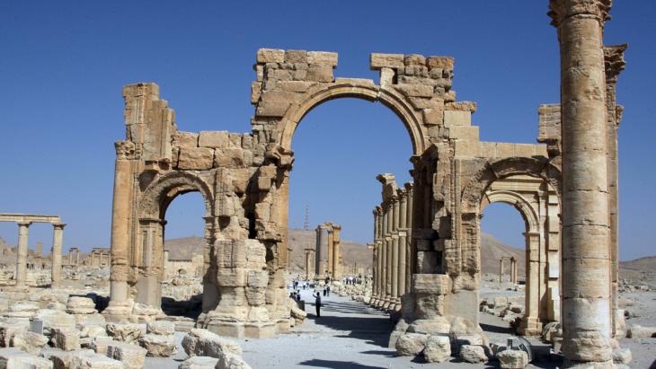 Palmyra′s triumphal arch (photo: Louai Beshara/AFP/Getty Images)